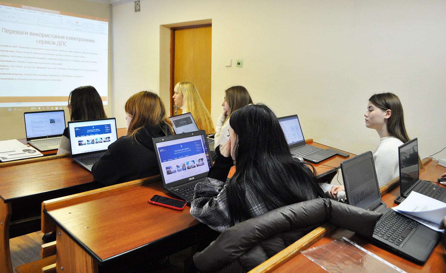 Податкова комунікація онлайн: студенти ВНУ ім. Лесі Українки знайомилися з функціоналом електронних сервісів ДПС. Фото № 4/3