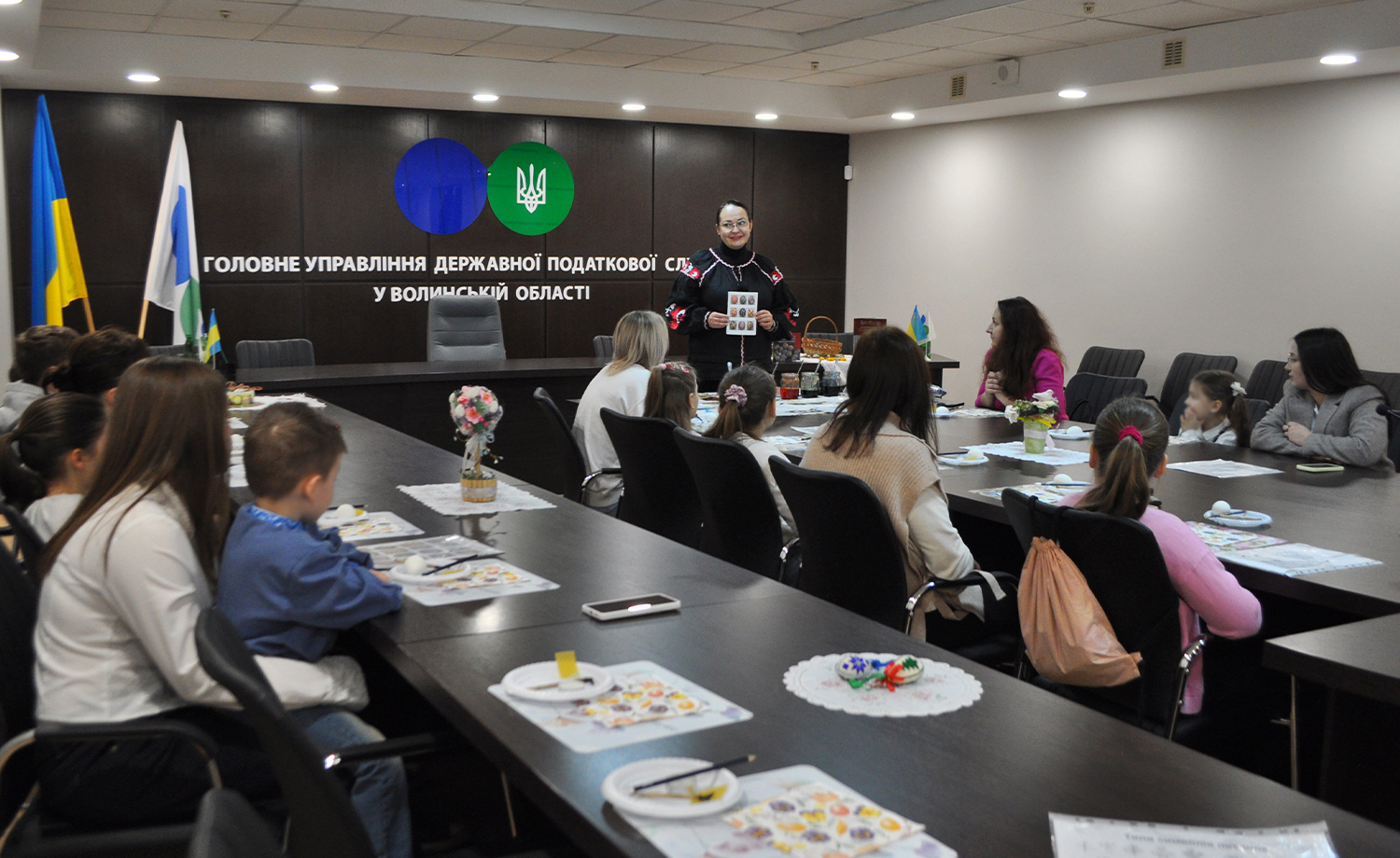 Диво української писанки: традиції та сучасні тенденції писанкарства – у виконанні майстринь із податкової служби. Фото № 2/1