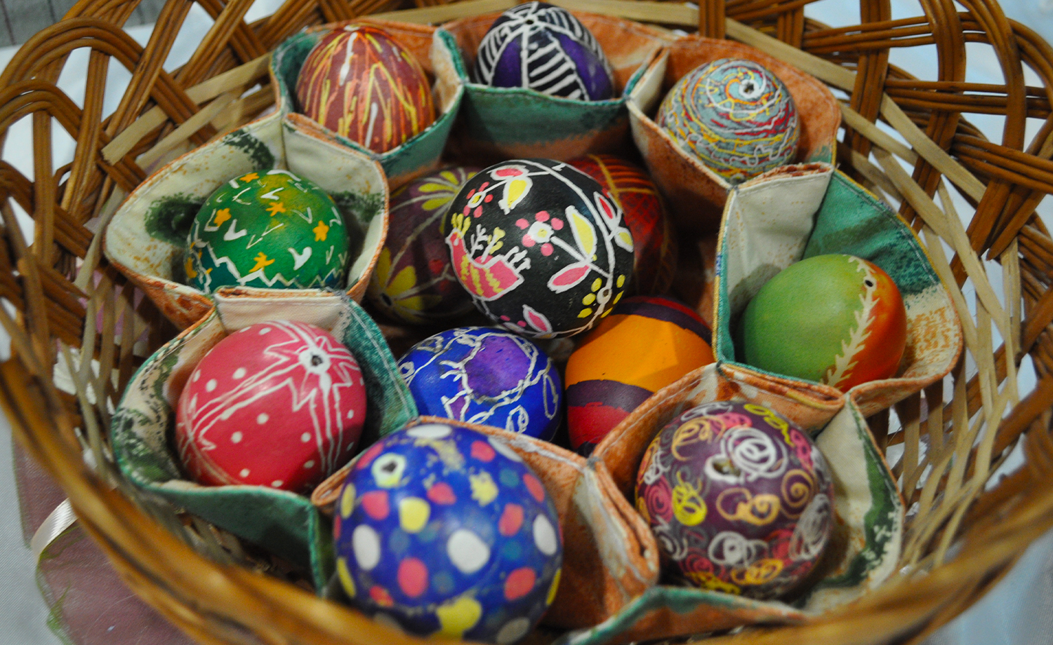 Диво української писанки: традиції та сучасні тенденції писанкарства – у виконанні майстринь із податкової служби. Фото № 3/2