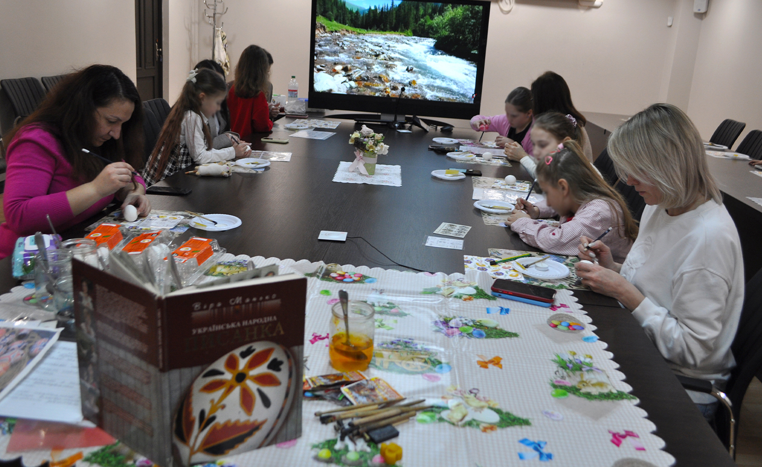 Диво української писанки: традиції та сучасні тенденції писанкарства – у виконанні майстринь із податкової служби. Фото № 4/3