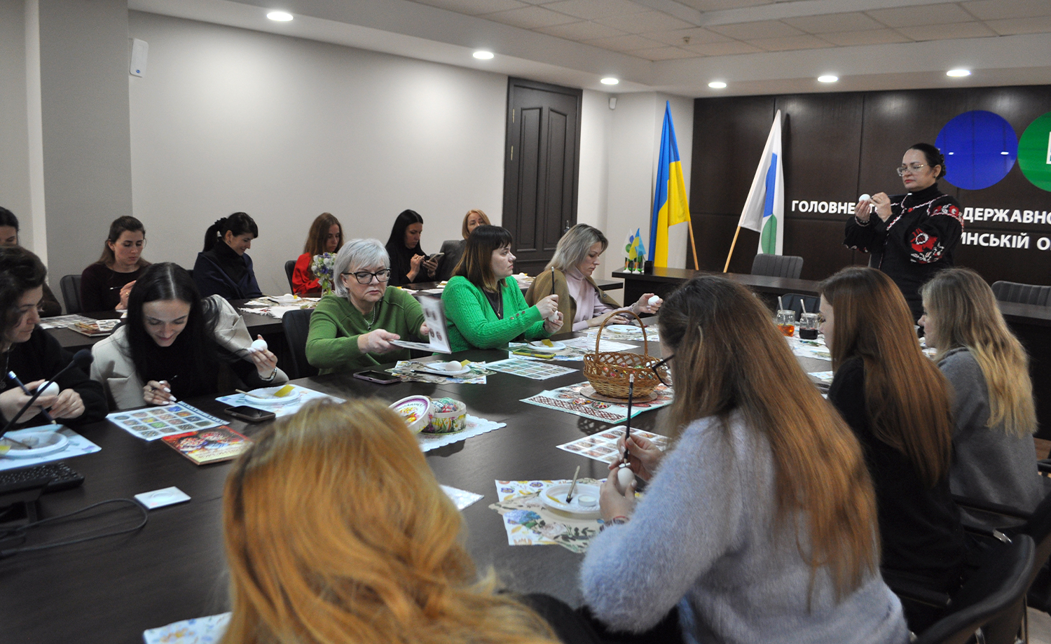 Диво української писанки: традиції та сучасні тенденції писанкарства – у виконанні майстринь із податкової служби. Фото № 7/6