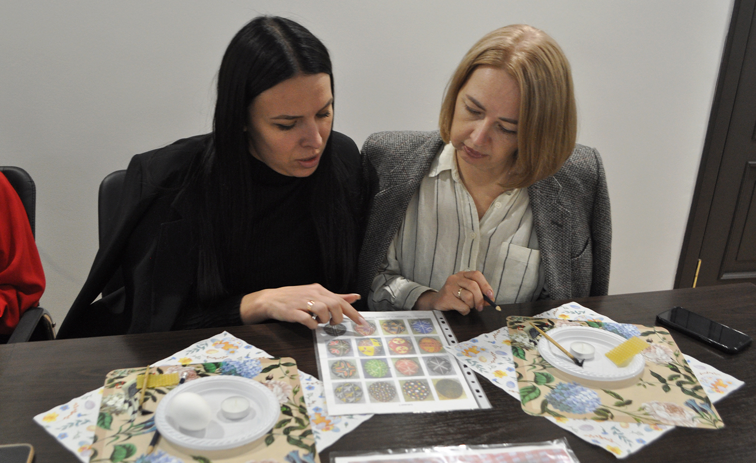 Диво української писанки: традиції та сучасні тенденції писанкарства – у виконанні майстринь із податкової служби. Фото № 11/10