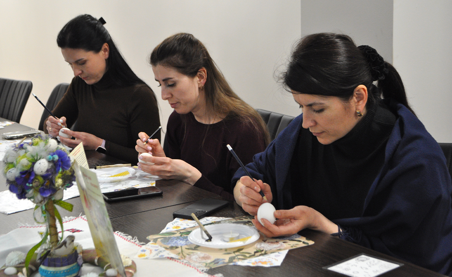 Диво української писанки: традиції та сучасні тенденції писанкарства – у виконанні майстринь із податкової служби. Фото № 13/12