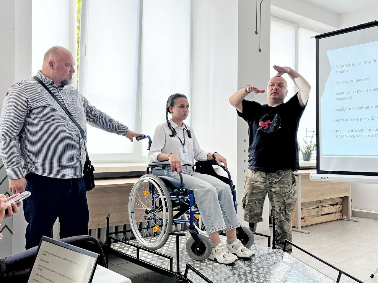 Мова гідності: у м. Володимирі податківці опановували етику взаємодії з ветеранами та людьми з інвалідністю. Фото № 6/5
